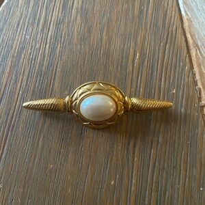 Elegant Vintage MONET Gold Plated Faux Pearl Cabochon Ornate Pin/ Brooch